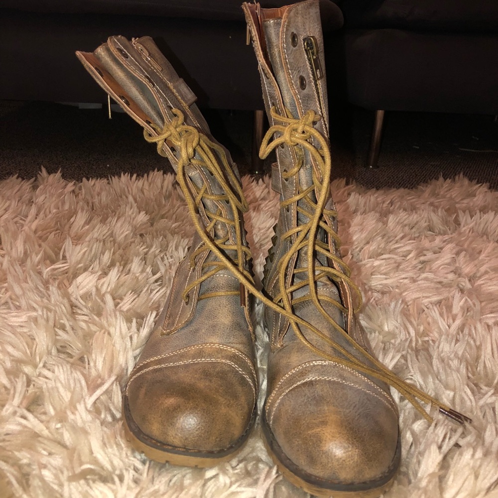 Edgy Combat Grayish-metallic Boot